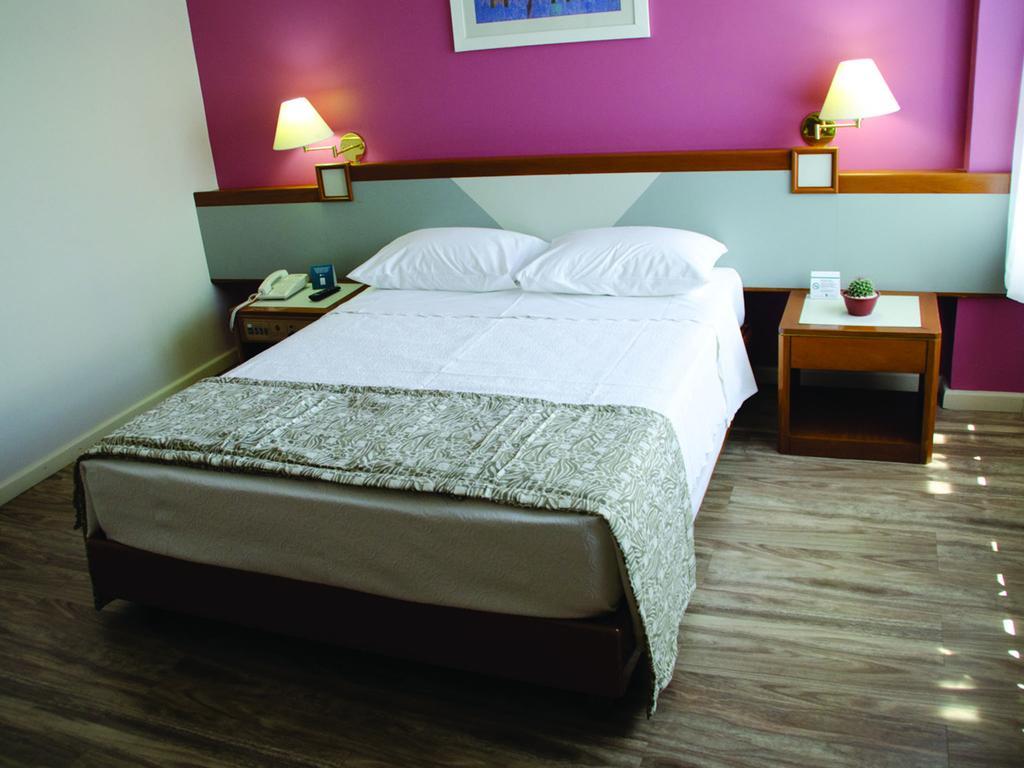 Cachoeiro Plaza Hotel Кашуэйру-ди-Итапемирин Номер фото