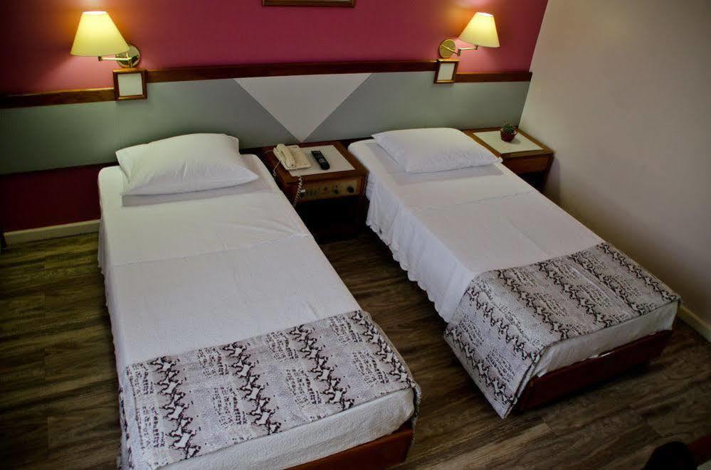 Cachoeiro Plaza Hotel Кашуэйру-ди-Итапемирин Экстерьер фото
